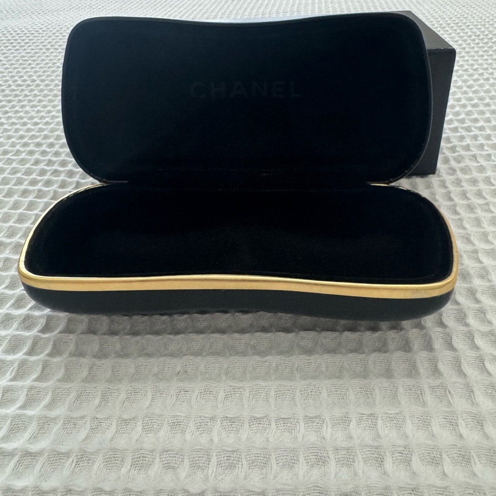 CHANEL Black Oversized Sunglasses - Picture 7 of 9